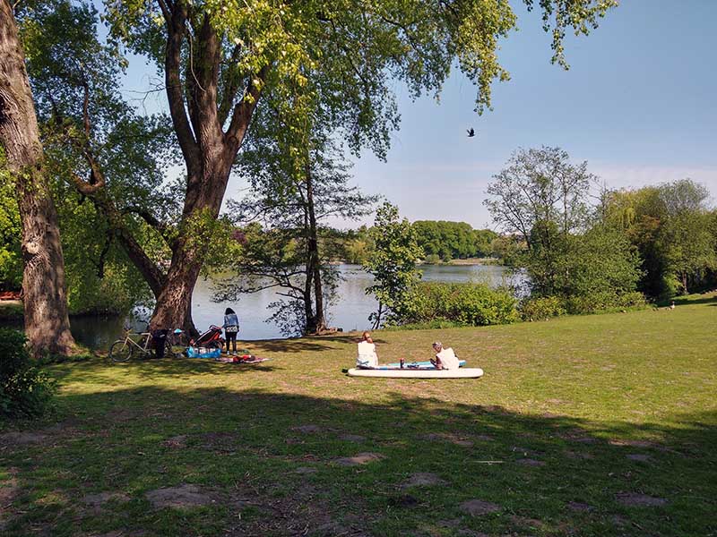 Im Hamburger Stadtpark machen die Menschen während der Coronakrise Sport