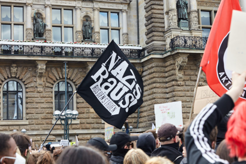 Nazis raus aus den Städten - Fahne auf der Black Lives Matter-Demo in Hamburg