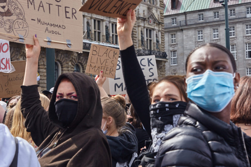 Junge Frauen blicken besorgt auf der Black Lives Matter-Demo in Hamburg