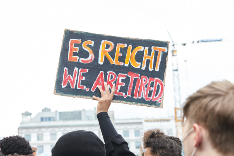 Es reicht - wir sind müde: Schild auf der Demo gegen Rassismus in Hamburg
