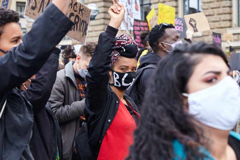 Die Hand erhoben: Junge Frau auf der Demo gegen Rassismus in Hamburg