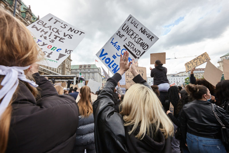 Blonde Frau gegen Rassismus auf der Demo in Hamburg