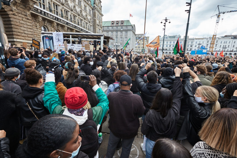 Mehr als 14.000 Demonstranten gegen Rassismus auf dem Rathausmarkt