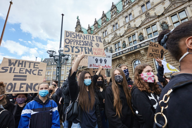 Black Lives Matter: Die meisten Schilder auf der Demo in Hamburg sind in Englisch