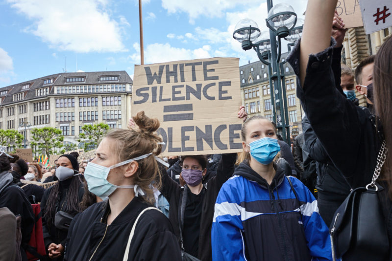 Schild: White Silence = Violence