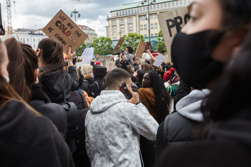 Die Farben der Veränderungen: Demo gegen Rassismus in Hamburg