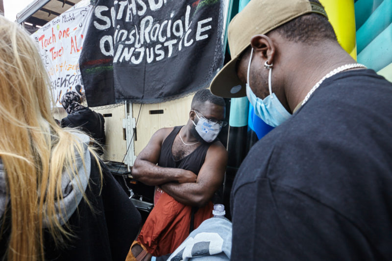 Schwarze Mitbürger in Hamburg auf der Anti-Rassismus-Demo